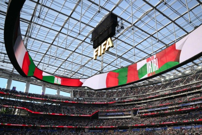 Um telão exibe o nome da seleção do Irã antes da partida de futebol do Grupo G da Copa do Mundo de 2026 entre Irã e Nova Zelândia, no Los Angeles Stadium. - (crédito: Patrick T. Fallon / AFP) Um telão exibe o nome da seleção do Irã antes da partida de futebol do Grupo G da Copa do Mundo de 2026 entre Irã e Nova Zelândia, no Los Angeles Stadium. - (crédito: Patrick T. Fallon / AFP)
