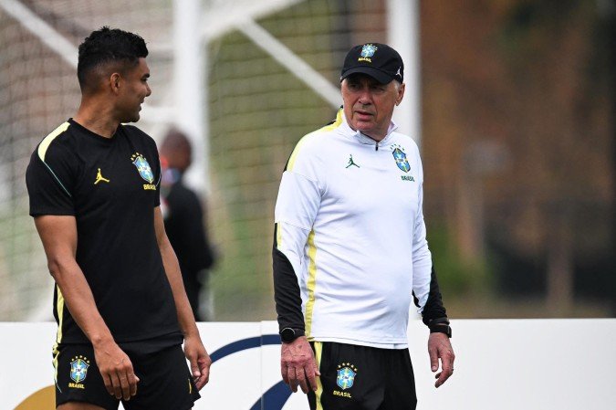 O técnico italiano da seleção brasileira, Carlo Ancelotti (à direita), e o meio-campista brasileiro número 5, Casemiro, participam de um treino MD-1 no Centro de Treinamento Columbia Park, em Morristown, Nova Jersey, em 18 de junho de 2026 - (crédito: MAURO PIMENTEL / AFP) O técnico italiano da seleção brasileira, Carlo Ancelotti (à direita), e o meio-campista brasileiro número 5, Casemiro, participam de um treino MD-1 no Centro de Treinamento Columbia Park, em Morristown, Nova Jersey, em 18 de junho de 2026 - (crédito: MAURO PIMENTEL / AFP)