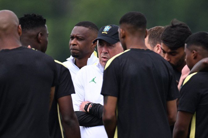 O técnico italiano da seleção brasileira, Carlo Ancelotti (C), conversa com seus jogadores durante um treino da primeira rodada no Centro de Treinamento Columbia Park, em Morristown, Nova Jersey, em 18 de junho de 2026       -  (crédito: MAURO PIMENTEL / AFP)