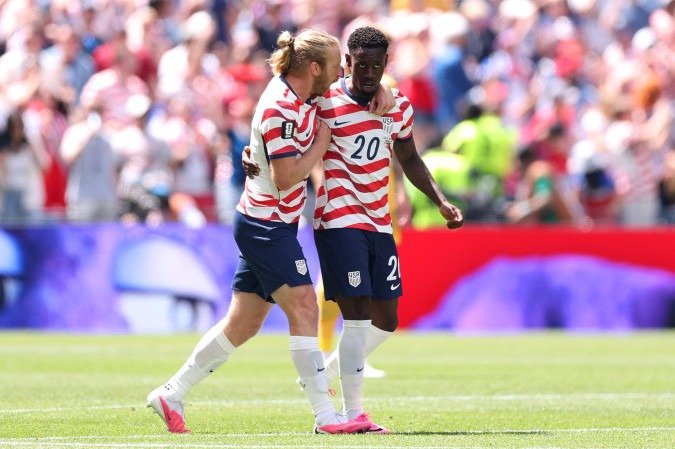 O zagueiro Tim Ream e o atacante Folarin Balogun, da seleção dos Estados Unidos, comemoram gol - (crédito: Fran Santiago / AFP) O zagueiro Tim Ream e o atacante Folarin Balogun, da seleção dos Estados Unidos, comemoram gol - (crédito: Fran Santiago / AFP)