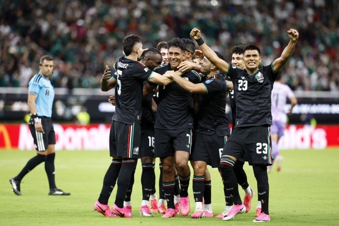 Após primeiro tempo ruim, seleção mexicana consegue gol e garante vaga do mata-mata -  (crédito: ULISES RUIZ / AFP)