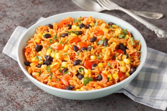 Arroz mexicano com feijão-preto, milho-verde e tomate (Imagem: Sergii Koval | Shutterstock) - (crédito: EdiCase) Arroz mexicano com feijão-preto, milho-verde e tomate (Imagem: Sergii Koval | Shutterstock) - (crédito: EdiCase)