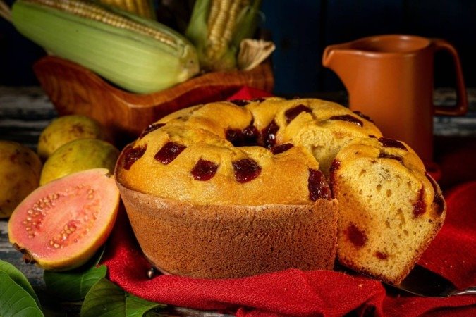 Bolo de milho-verde com goiabada (Imagem: Estudio Originar | Shutterstock) - (crédito: EdiCase) Bolo de milho-verde com goiabada (Imagem: Estudio Originar | Shutterstock) - (crédito: EdiCase)