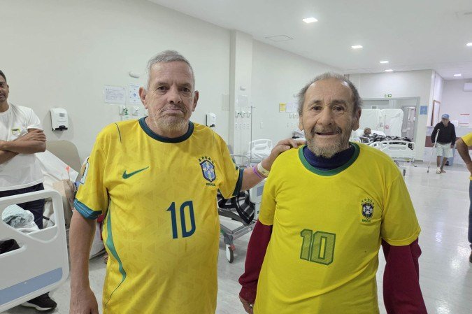 Antônio Canuto, 67 anos, e Hélio Gomes, 59, pacientes do Hospital Cidade do Sol, apostam em vitórias da Seleção Brasileira - (crédito: Darcianne Diogo) Antônio Canuto, 67 anos, e Hélio Gomes, 59, pacientes do Hospital Cidade do Sol, apostam em vitórias da Seleção Brasileira - (crédito: Darcianne Diogo)
