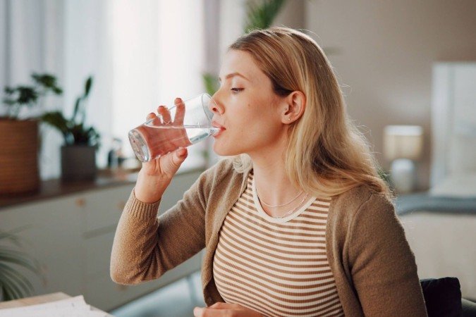 No inverno, a ausência de sede pode mascarar a necessidade do corpo de se manter hidratado diariamente (Imagem: PeopleImages | Shutterstock) - (crédito: EdiCase) No inverno, a ausência de sede pode mascarar a necessidade do corpo de se manter hidratado diariamente (Imagem: PeopleImages | Shutterstock) - (crédito: EdiCase)