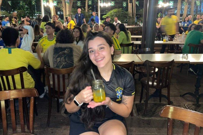 Torcedora Maria Clara Buzzin curte o jogo Brasil x Haiti no Caju Limão - (crédito: Mel Karoline) Torcedora Maria Clara Buzzin curte o jogo Brasil x Haiti no Caju Limão - (crédito: Mel Karoline)