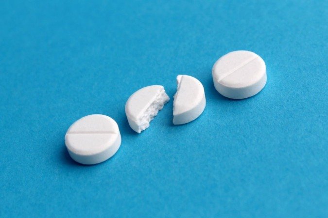 Cortar comprimido pode comprometer a eficácia do tratamento e até provocar riscos à saúde (Imagem: snezhana k | Shutterstock)
- (crédito: EdiCase) Cortar comprimido pode comprometer a eficácia do tratamento e até provocar riscos à saúde (Imagem: snezhana k | Shutterstock)
- (crédito: EdiCase)