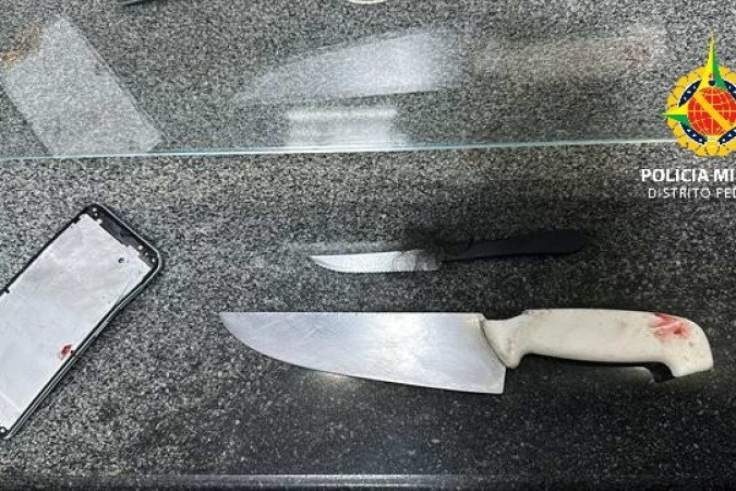 Durante a varredura na casa, os policiais localizaram uma barra de ferro e duas facas - (crédito: PMDF/Divulgação) Durante a varredura na casa, os policiais localizaram uma barra de ferro e duas facas - (crédito: PMDF/Divulgação)