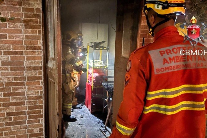 No local, as equipes identificaram que o incêndio havia começado no interior do comércio, que não estava em funcionamento - (crédito: Divulgação/CBMDF) No local, as equipes identificaram que o incêndio havia começado no interior do comércio, que não estava em funcionamento - (crédito: Divulgação/CBMDF)