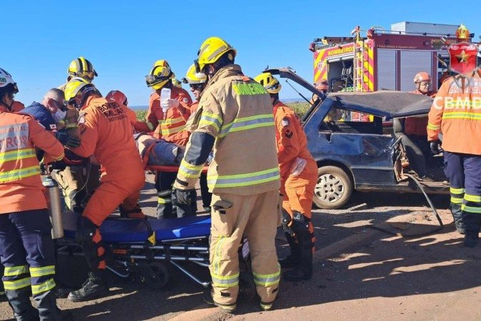 Três das vítimas foram transportadas para unidades hospitalares, duas estavam em estado grave e uma em quadro estável. Os demais não precisaram de transporte
- (crédito: Divulgação/CBMDF) Três das vítimas foram transportadas para unidades hospitalares, duas estavam em estado grave e uma em quadro estável. Os demais não precisaram de transporte
- (crédito: Divulgação/CBMDF)