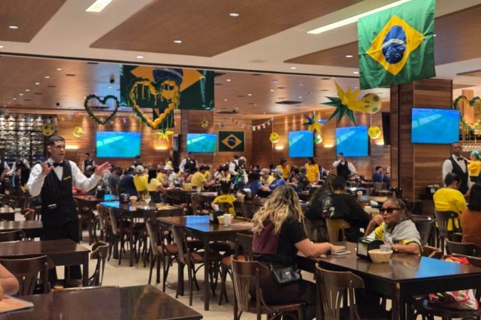 O jogo começa às 21h30, mas o público começou a lotar o estabelecimento três horas antes.
- (crédito: Foto: Darcianne Diogo/D.A/C.B Press) O jogo começa às 21h30, mas o público começou a lotar o estabelecimento três horas antes.
- (crédito: Foto: Darcianne Diogo/D.A/C.B Press)
