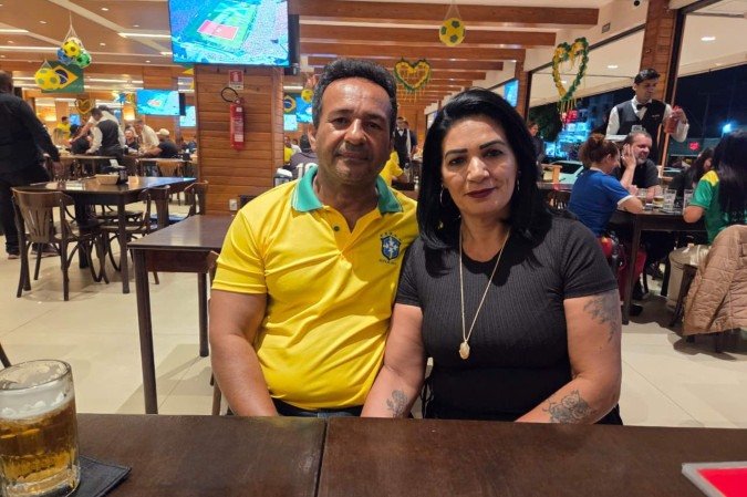No segundo salão, mais uma das dezenas de casais. Uelton Bispo, 59, e Edna Rodrigues, 53, saíram de Taguatinga para curtir um happy hour.