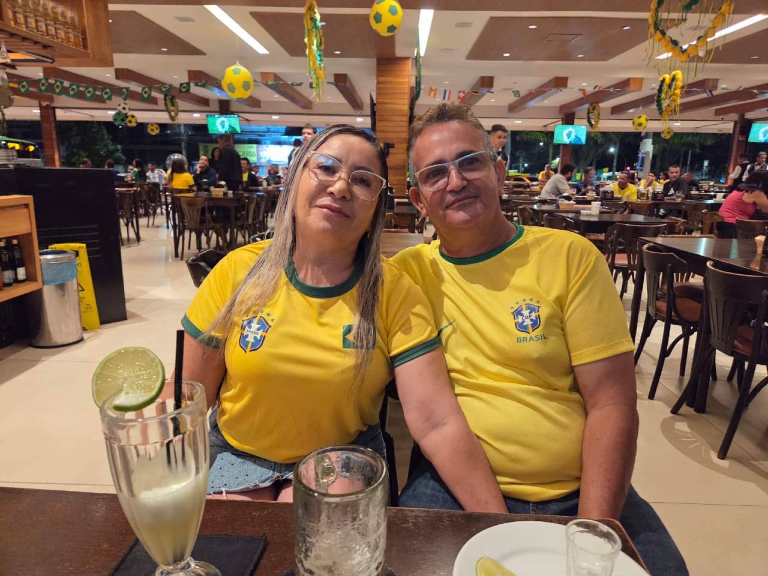 Entre as centenas de mesas, Genildo de Alves, 55 anos, e a mulher, Maria Jos&eacute;, 52, escolheram um lugar estrat&eacute;gico para ver a partida: uma mesa bem em frente a uma das 40 TVs instaladas nos sal&otilde;es. 