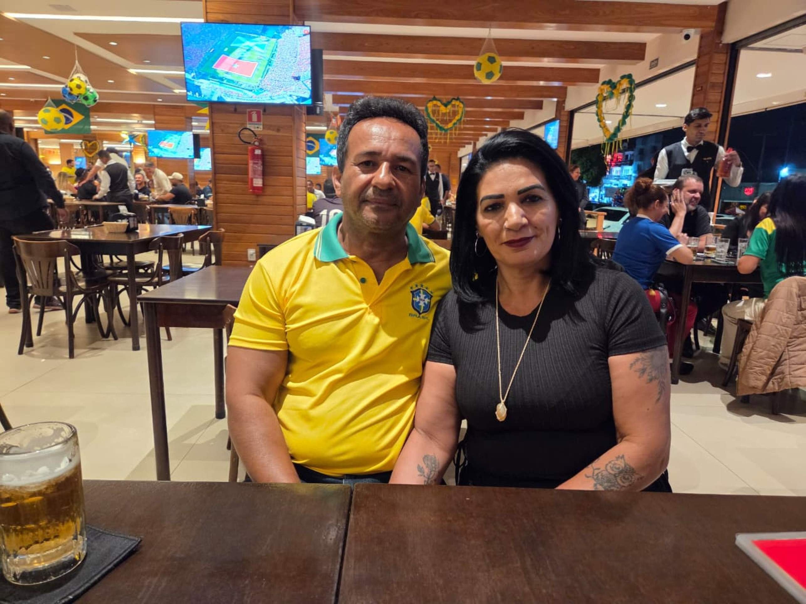 No segundo sal&atilde;o, mais uma das dezenas de casais. Uelton Bispo, 59, e Edna Rodrigues, 53, sa&iacute;ram de Taguatinga para curtir um happy hour.