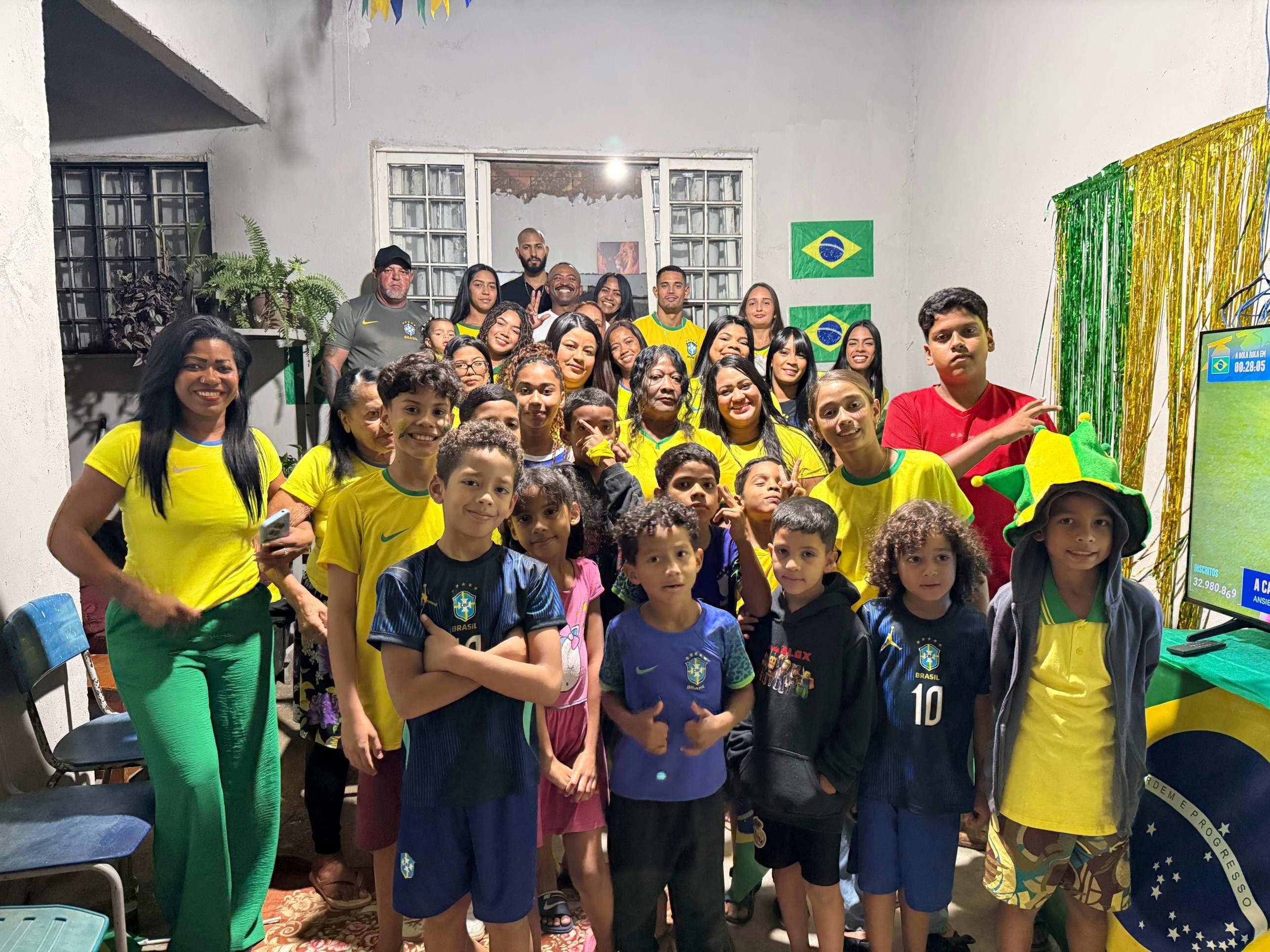 Torcida na casa de Igor Thiago cercada de expectativa e empolgação; Correio estava lá