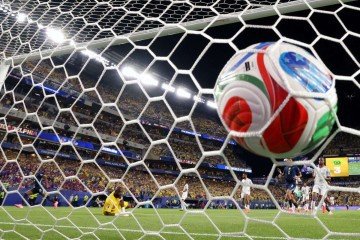 O futebol possui uma força especial porque combina simplicidade e emoção -  (crédito: CHARLY TRIBALLEAU / AFP)