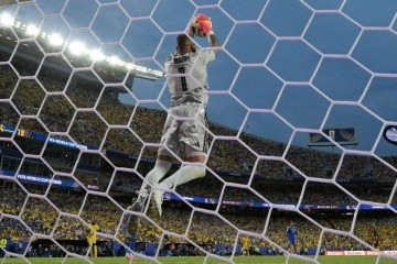 O resultado foi garantido por uma atuação épica do goleiro Eloy Room, que conseguiu frustrar todas as tentativas de ataque dos equatorianos. - (crédito: JUAN MABROMATA / AFP) O resultado foi garantido por uma atuação épica do goleiro Eloy Room, que conseguiu frustrar todas as tentativas de ataque dos equatorianos. - (crédito: JUAN MABROMATA / AFP)
