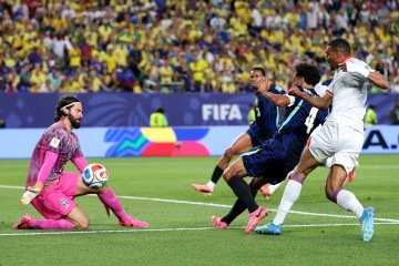 Goleiro titular do Brasil pela terceira Copa consecutiva fez três intervenções importantes contra o Haiti - (crédito: Dan Mullan/AFP) Goleiro titular do Brasil pela terceira Copa consecutiva fez três intervenções importantes contra o Haiti - (crédito: Dan Mullan/AFP)