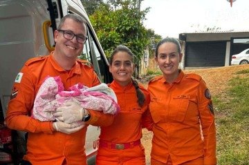 Bombeiros auxiliam parto emergencial de gestante em Taguatinga
- (crédito: CBMDF/Divulgação) Bombeiros auxiliam parto emergencial de gestante em Taguatinga
- (crédito: CBMDF/Divulgação)