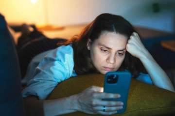 'Eles [celulares] são muito úteis, podem ser muito agradáveis de usar e queremos continuar conectados. Mas questão é: como fazer isso de forma positiva?', questionou a pesquisadora Eleanor Drage, da Universidade de Cambridge -  (crédito: Getty Images)