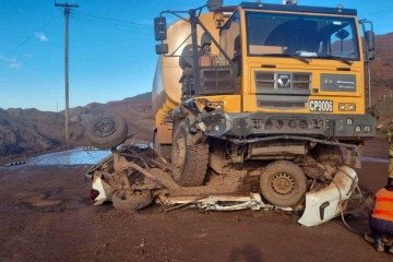Caminhão pipa perdeu os freios e atropelou a caminhonete que trafegava na Mina Casa de Pedra, em Congonhas, matando motorista esmagado - (crédito: CBMMG) Caminhão pipa perdeu os freios e atropelou a caminhonete que trafegava na Mina Casa de Pedra, em Congonhas, matando motorista esmagado - (crédito: CBMMG)