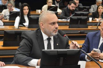 O deputado Marcos Tavares sustenta que a proposta não proíbe o uso de dinheiro vivo, mas cria mecanismos de controle e fiscalização -  (crédito: Divulgação)