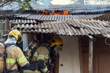 Chamas em casa no Arapoanga não fez vítimas, e foi apagada pelo Corpo de Bombeiros do Distrito Federal - (crédito: CBMDF/Divulgação) Chamas em casa no Arapoanga não fez vítimas, e foi apagada pelo Corpo de Bombeiros do Distrito Federal - (crédito: CBMDF/Divulgação)