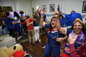 Comemoração do primeiro gol contra o Uruguai na Embaixada de Cabo Verde em Brasília - (crédito: Marcelo Ferreira/CB/D.A Press) Comemoração do primeiro gol contra o Uruguai na Embaixada de Cabo Verde em Brasília - (crédito: Marcelo Ferreira/CB/D.A Press)