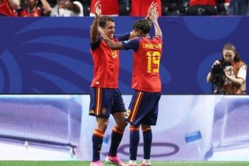 Oyarzabal e Yamal comemoram gol da Espanha sobre a Arábia Saudita pela Copa do Mundo - (crédito: Mattia Ozbot/ Getty Images via AFP) Oyarzabal e Yamal comemoram gol da Espanha sobre a Arábia Saudita pela Copa do Mundo - (crédito: Mattia Ozbot/ Getty Images via AFP)