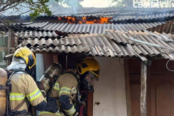 Chamas em casa no Arapoanga não fez vítimas, e foi apagada pelo Corpo de Bombeiros do Distrito Federal - (crédito: CBMDF/Divulgação) Chamas em casa no Arapoanga não fez vítimas, e foi apagada pelo Corpo de Bombeiros do Distrito Federal - (crédito: CBMDF/Divulgação)