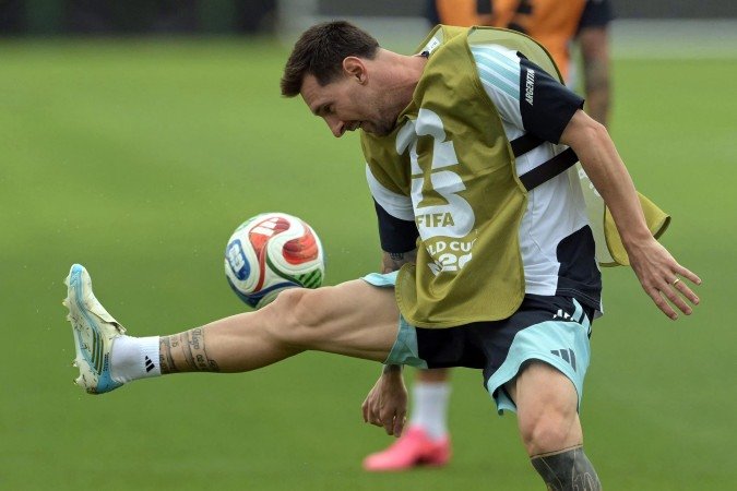 Argentina's forward #10 Lionel Messi practices during an MD-1 training session at the Sporting KC Training Centre in Kansas City on June 21, 2026, on the eve of the 2026 World Cup Group J football match between Argentina and Austria. 
