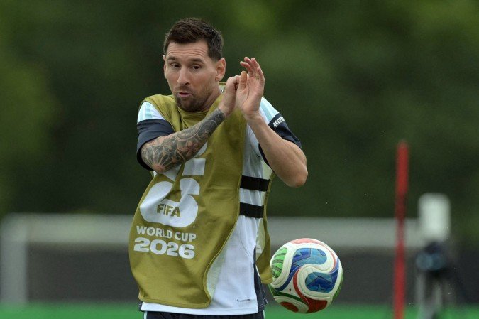 Argentina's forward #10 Lionel Messi practices during an MD-1 training session at the Sporting KC Training Centre in Kansas City on June 21, 2026, on the eve of the 2026 World Cup Group J football match between Argentina and Austria.  
