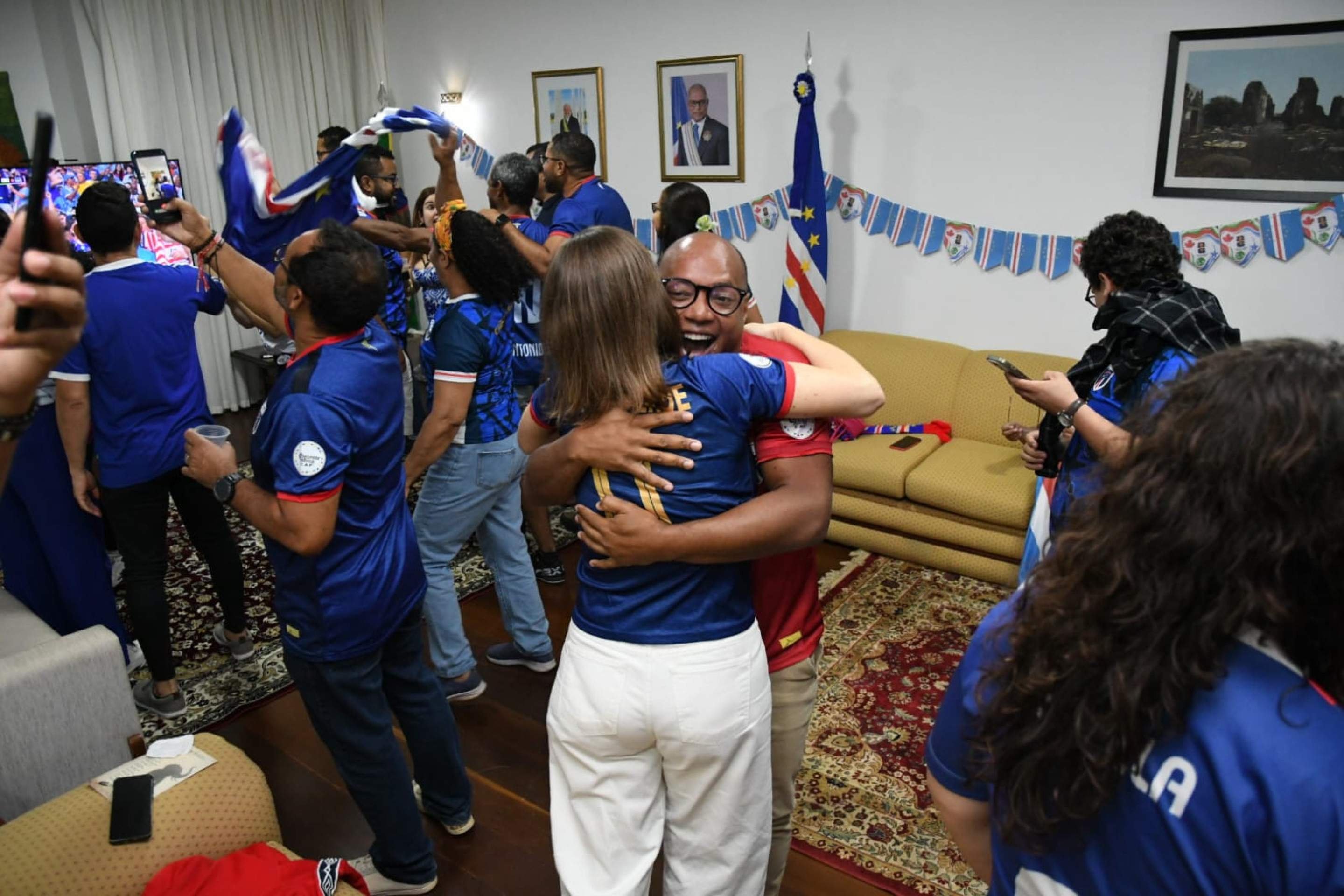 Comemora&ccedil;&atilde;o do primeiro gol contra o Uruguai na Embaixada de Cabo Verde em Bras&iacute;lia