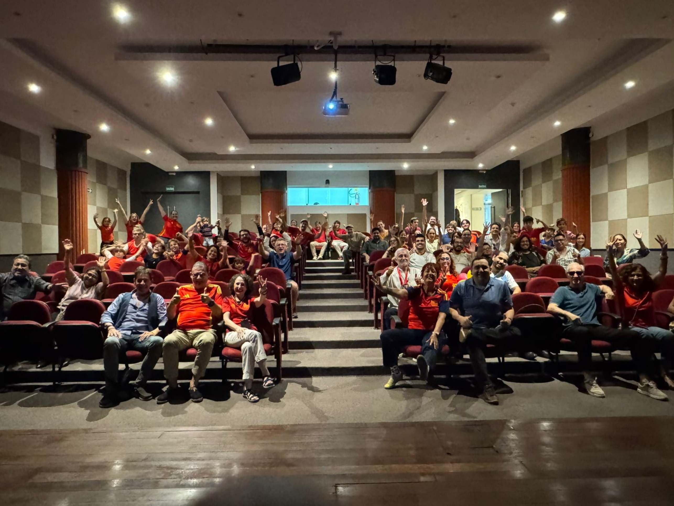 De olho no bi: comunidade espanhola transforma Instituto Cervantes em reduto da 'La fúria'