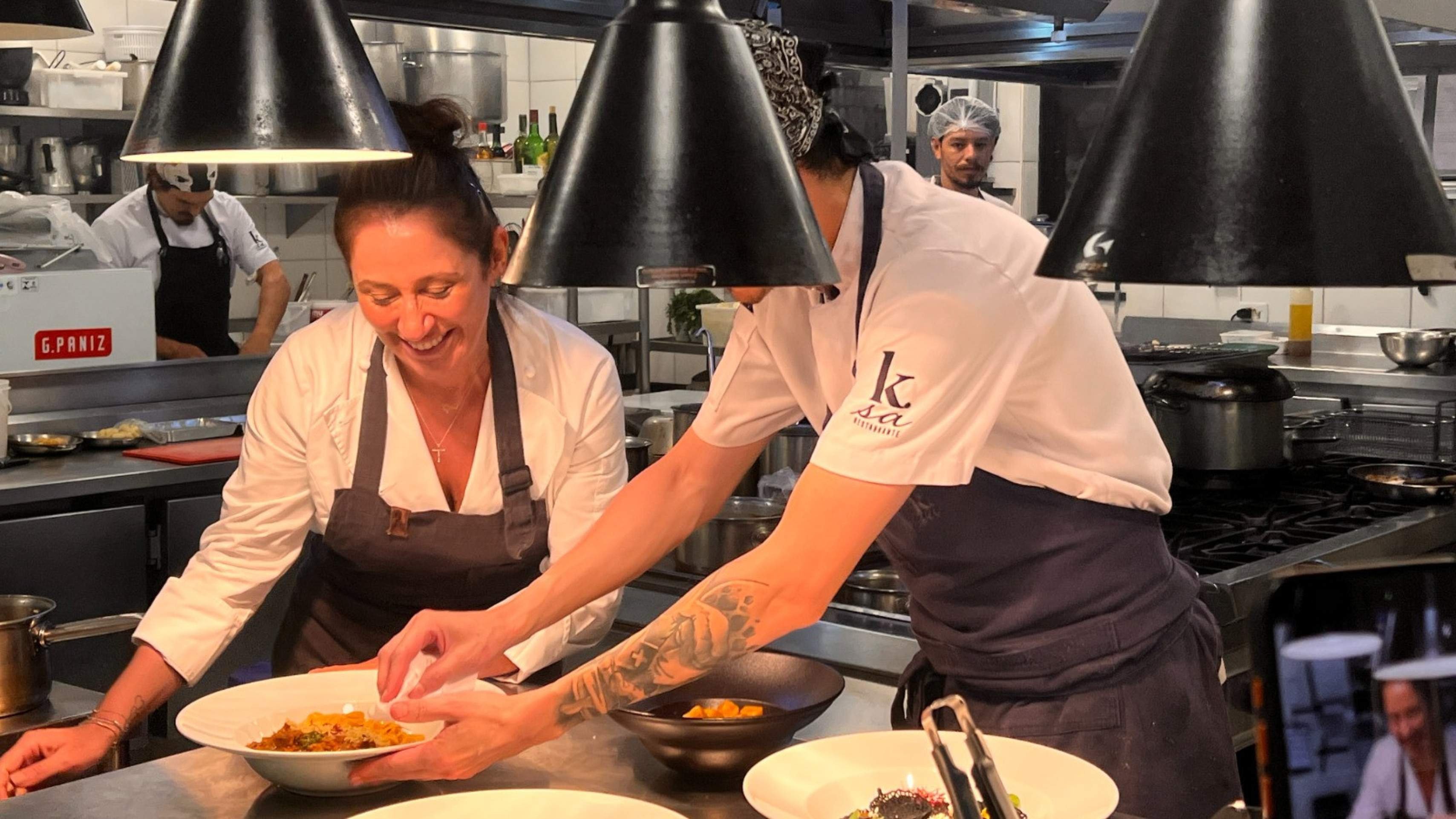 Chef Claudia Krauspenhar recebe Dário Costa, Caio Soter, Rubens Catarina e Kaywa Hilton no restaurante K.sa em Curitiba