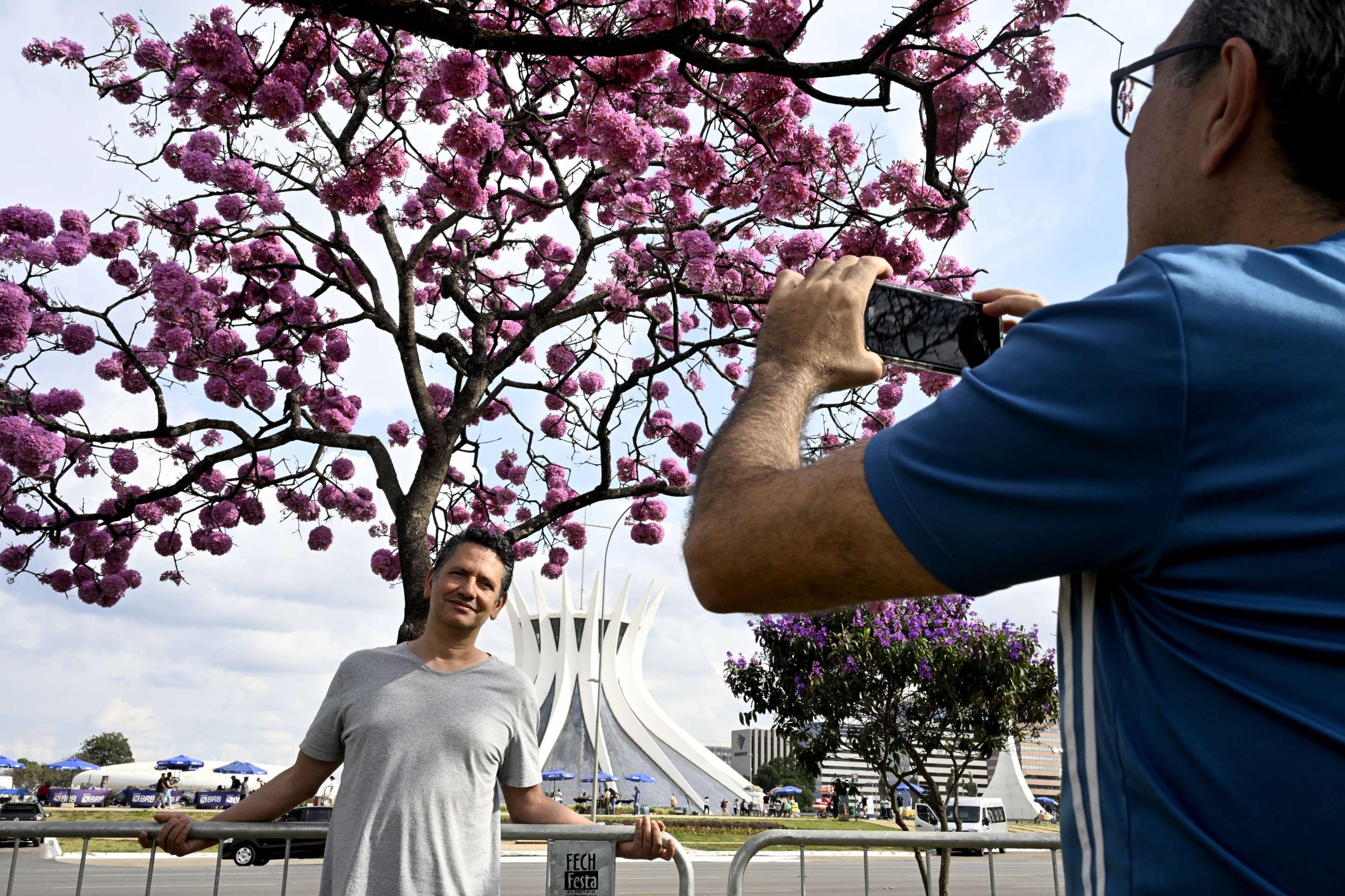 Neil Camacho (azul) e Marcelo Rodrigues em frente &agrave; Catedral de Bras&iacute;lia