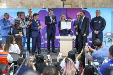 A governadora Celina Leão inaugurou a edição assinando 21 ordens de serviço - (crédito: Paulo H Carvalho/Agência Brasília/Divulgação) A governadora Celina Leão inaugurou a edição assinando 21 ordens de serviço - (crédito: Paulo H Carvalho/Agência Brasília/Divulgação)