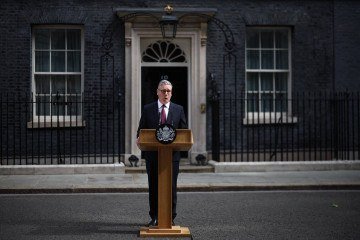 Keir Starmer faz pronunciamento emocionado diante de 10 Downing Street, em Londres - (crédito: Henry Nicholls/AFP) Keir Starmer faz pronunciamento emocionado diante de 10 Downing Street, em Londres - (crédito: Henry Nicholls/AFP)