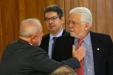 Lula e Wagner (observados pelo senador Randolfe Rodrigues) têm relação de longa data. Presidente quer que o amigo deixe a liderança -  (crédito: Antonio Cruz/Agência Brasil)