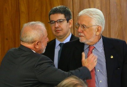 Lula e Wagner (observados pelo senador Randolfe Rodrigues) têm relação de longa data. Presidente quer que o amigo deixe a liderança -  (crédito: Antonio Cruz/Agência Brasil) -Lula e Wagner (observados pelo senador Randolfe Rodrigues) têm relação de longa data. Presidente quer que o amigo deixe a liderança -  (crédito: Antonio Cruz/Agência Brasil)