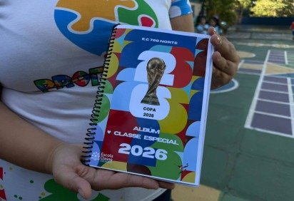 Escola da 708 Norte customiza figurinhas da copa para os alunos da educação especial
 -  (crédito: Crédito: Gabriela Braz)