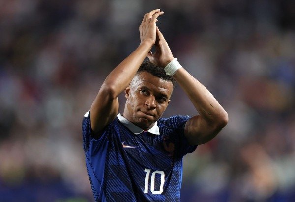  Kylian Mbappe #10 da França aplaude os fãs que compareceram ao Philadelphia Stadium  -  (crédito: Photo by Dan Mullan/ Getty Images via AFP)