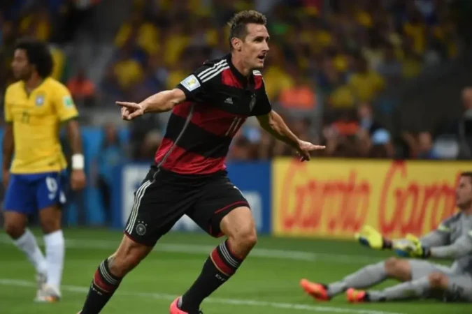 Miroslav Klose coleciona 16 gols em Mundiais: marcou inclusive no 7 x 1 sobre o Brasil em 2014 - (crédito: Pedro Ugarte/AFP) Miroslav Klose coleciona 16 gols em Mundiais: marcou inclusive no 7 x 1 sobre o Brasil em 2014 - (crédito: Pedro Ugarte/AFP)