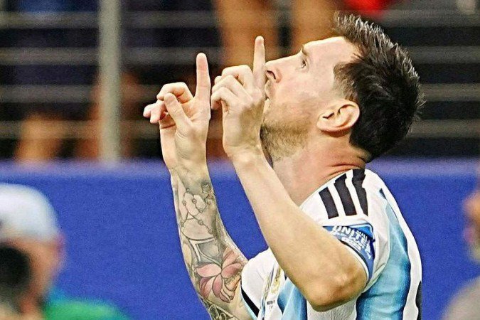No Barcelona, Iniesta (esq.) e Xavi (dir.) mantinham a bola em movimento e criavam o espaço para que Messi (centro) se destacasse. - (crédito: AFP via Getty Images) No Barcelona, Iniesta (esq.) e Xavi (dir.) mantinham a bola em movimento e criavam o espaço para que Messi (centro) se destacasse. - (crédito: AFP via Getty Images)