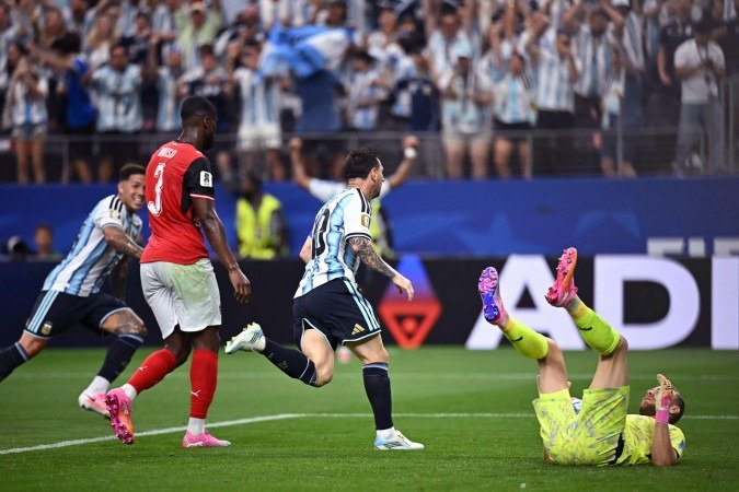 Lionel Messi corre para o abraço após abrir o placar para a Argentina durante confronto contra a Áustria, pela segunda rodada da fase de grupos da Copa do Mundo de 2026 - (crédito: AFP) Lionel Messi corre para o abraço após abrir o placar para a Argentina durante confronto contra a Áustria, pela segunda rodada da fase de grupos da Copa do Mundo de 2026 - (crédito: AFP)