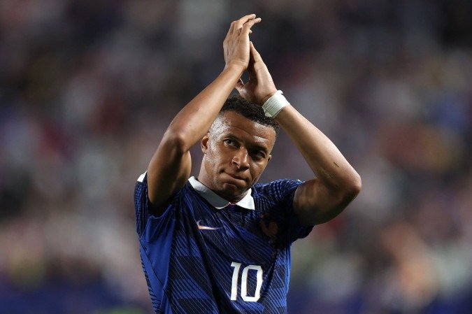  Kylian Mbappe #10 da França aplaude os fãs que compareceram ao Philadelphia Stadium  -  (crédito: Photo by Dan Mullan/ Getty Images via AFP)