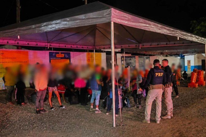 Cubanos foram resgatados na madrugada andando em rodovia de Roraima - (crédito: PRF) Cubanos foram resgatados na madrugada andando em rodovia de Roraima - (crédito: PRF)