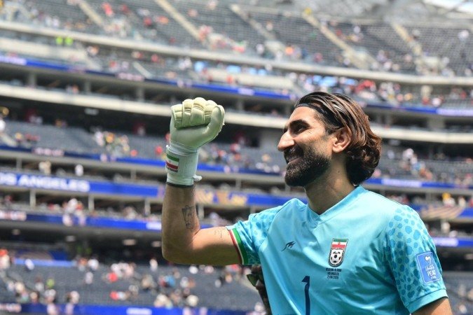 Alireza Beiranvand celebra o empate contra a Bélgica pela segunda rodada da Copa - (crédito: Frederic J. Brown/AFP) Alireza Beiranvand celebra o empate contra a Bélgica pela segunda rodada da Copa - (crédito: Frederic J. Brown/AFP)