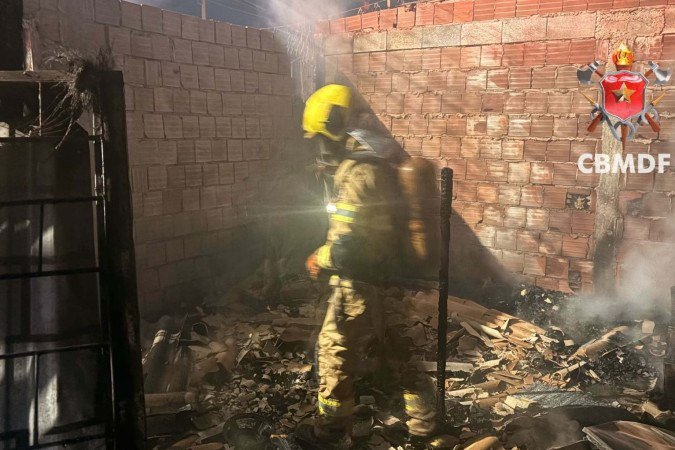 Incêndio deixou duas pessoas e um cão mortos - (crédito: Divulgação/CBMDF) Incêndio deixou duas pessoas e um cão mortos - (crédito: Divulgação/CBMDF)