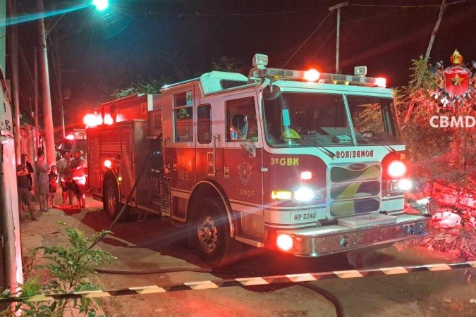 Incêndio deixou duas pessoas e um cão mortos - (crédito: Divulgação/CBMDF) Incêndio deixou duas pessoas e um cão mortos - (crédito: Divulgação/CBMDF)